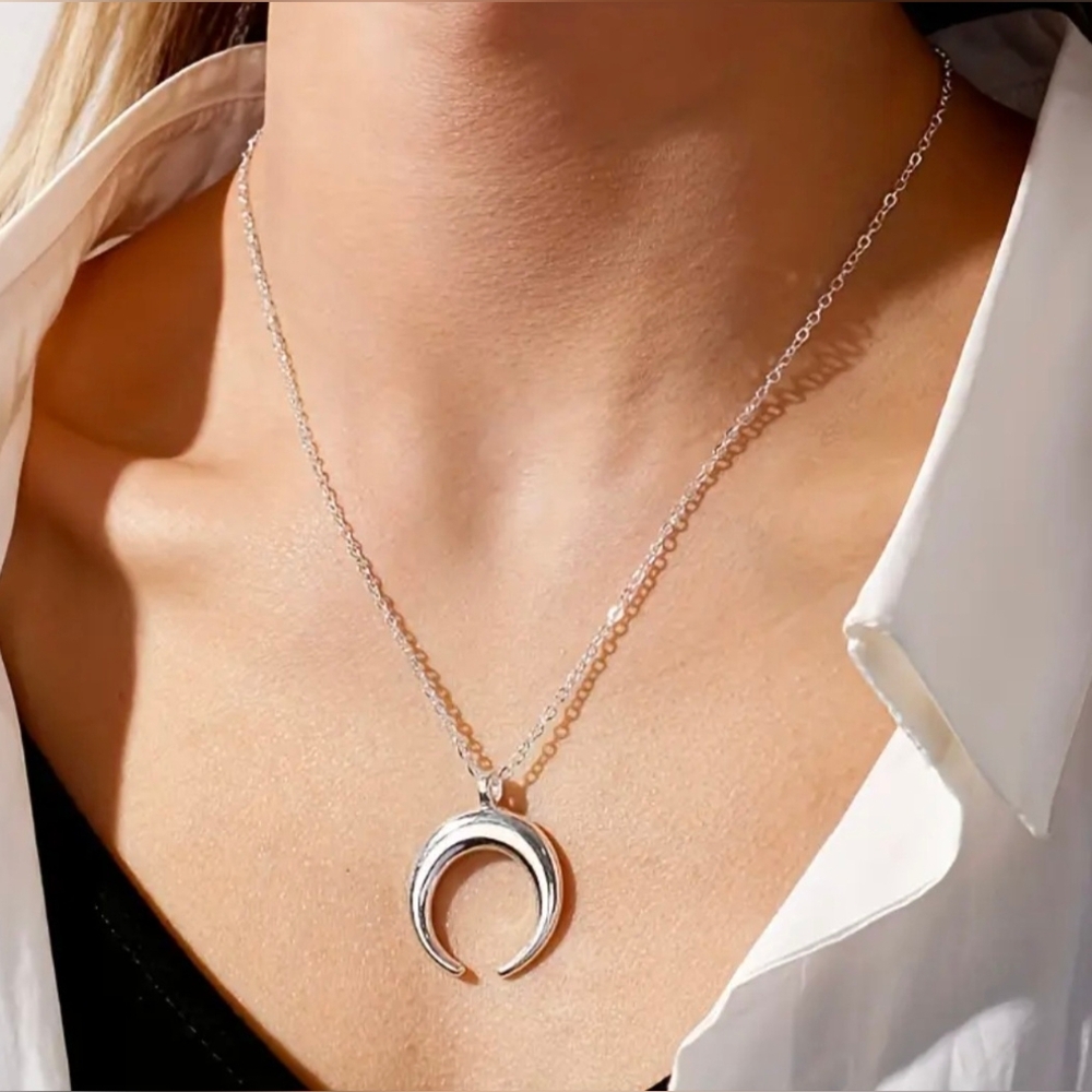NEW Brandy Melville Silver Dainty Necklace w/ Horizontal Crescent Moon Pendant